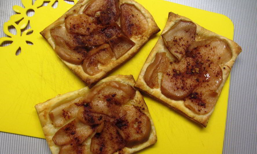 Рецепт слойки с консервированной грушей и заварным кремом