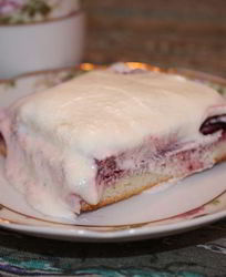 Тонкие бисквитные коржи с жимолостью и сливочным кремом