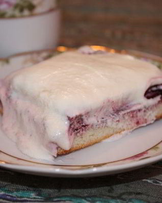 Тонкие бисквитные коржи с жимолостью и сливочным кремом