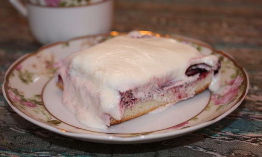 Рецепт тонких бисквитных коржей с жимолостью и сливочным кремом