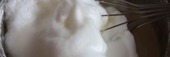 тонкие бисквитные коржи с жимолостью и сливочным кремом