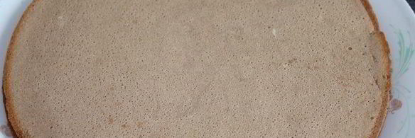 тонкие бисквитные коржи с жимолостью и сливочным кремом