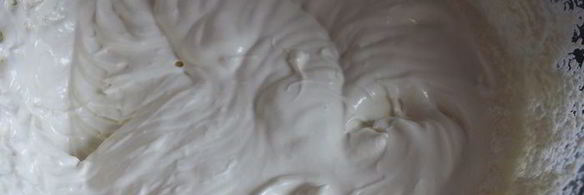 тонкие бисквитные коржи с жимолостью и сливочным кремом