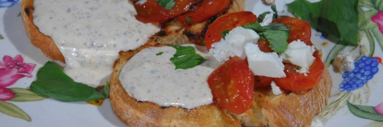 Тосты с фетой, помидорами и йогуртовым кремом