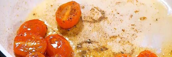 тосты с фетой, помидорами и йогуртовым кремом