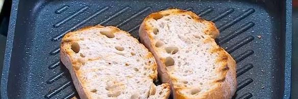 тосты с фетой, помидорами и йогуртовым кремом