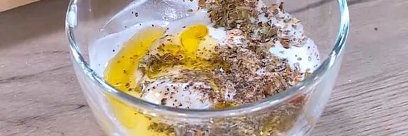 тосты с фетой, помидорами и йогуртовым кремом