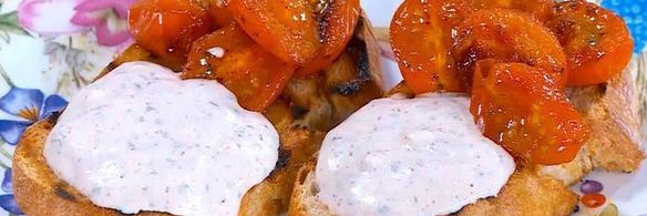 тосты с фетой, помидорами и йогуртовым кремом