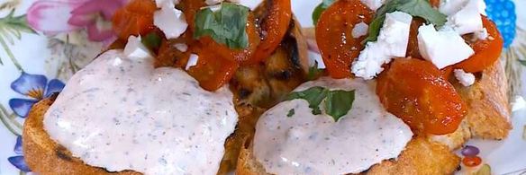 тосты с фетой, помидорами и йогуртовым кремом