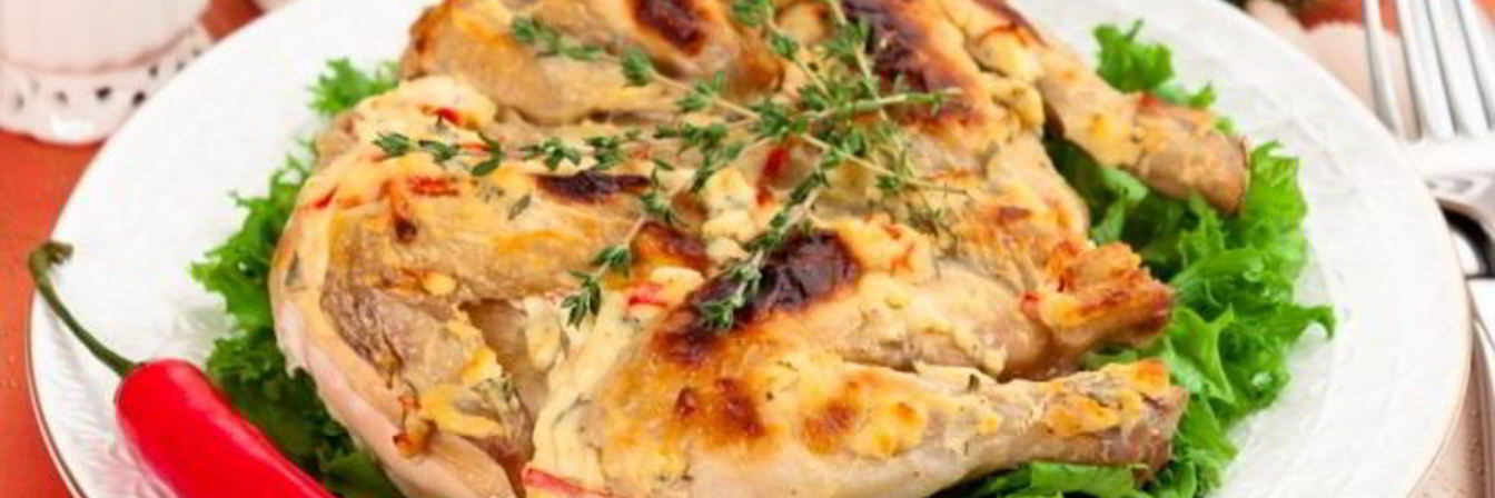 Цыпленок, запеченный под кремом из Филадельфии, чеснока, перца и тимьяна