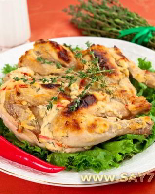 Цыпленок, запеченный под кремом из Филадельфии, чеснока, перца и тимьяна