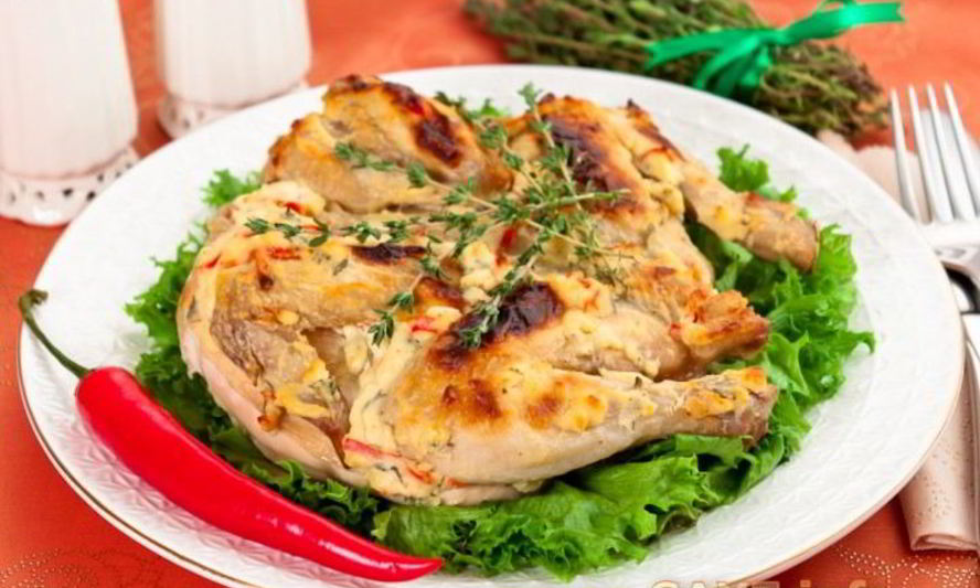Рецепт цыпленка, запеченного пода кремом из филадельфии, чеснока, перца и тимьяна