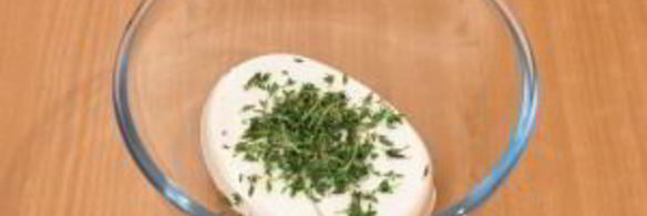 цыпленок, запеченный под кремом из филадельфии, чеснока, перца и тимьяна