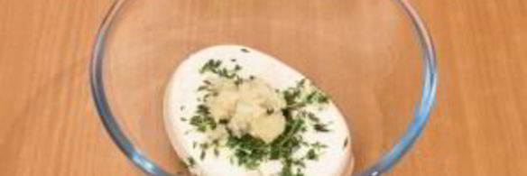 цыпленок, запеченный под кремом из филадельфии, чеснока, перца и тимьяна