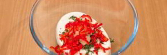 цыпленок, запеченный под кремом из филадельфии, чеснока, перца и тимьяна