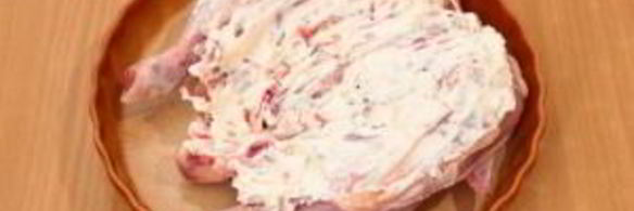 цыпленок, запеченный под кремом из филадельфии, чеснока, перца и тимьяна