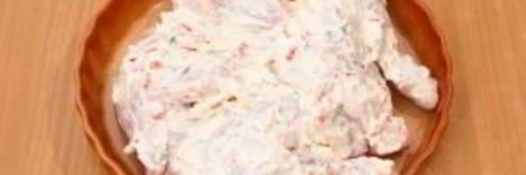 цыпленок, запеченный под кремом из филадельфии, чеснока, перца и тимьяна