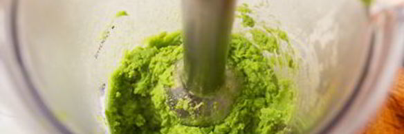 веррины с кремом из горошка и острыми креветками