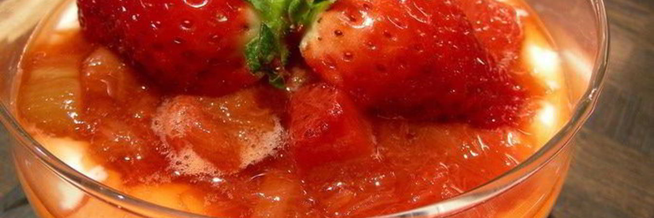 Легкий десерт с ревенем, клубникой и йогуртом