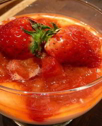 Легкий десерт с ревенем, клубникой и йогуртом