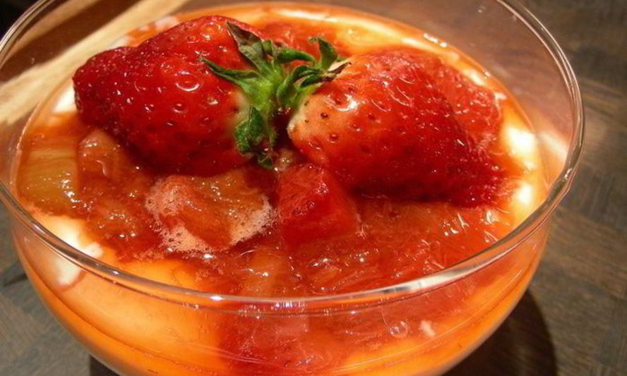 Рецепт легкого десерта с ревенем, клубникой и йогуртом