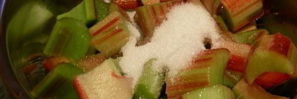 легкий десерт с ревенем, клубникой и йогуртом