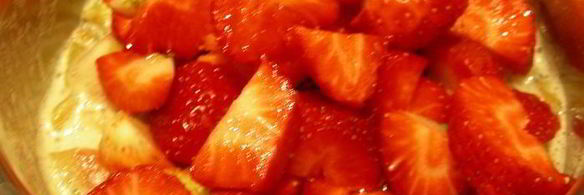 легкий десерт с ревенем, клубникой и йогуртом