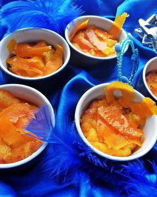 Манный пудинг, политый апельсиновым сиропом