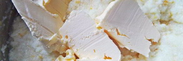 манный пудинг, политый апельсиновым сиропом