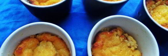 манный пудинг, политый апельсиновым сиропом