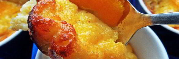 манный пудинг, политый апельсиновым сиропом