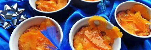 манный пудинг, политый апельсиновым сиропом