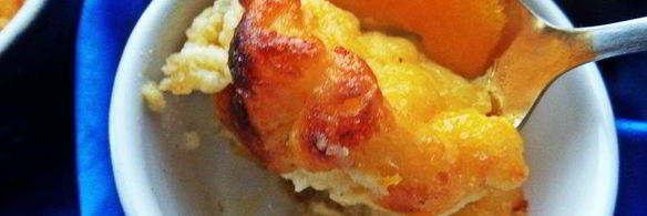 манный пудинг, политый апельсиновым сиропом