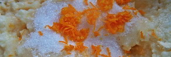 манный пудинг, политый апельсиновым сиропом