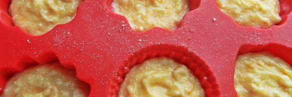 манный пудинг, политый апельсиновым сиропом