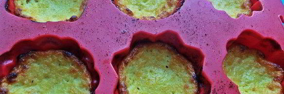 манный пудинг, политый апельсиновым сиропом