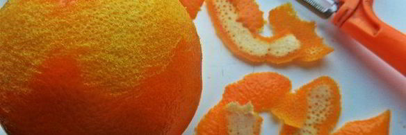 манный пудинг, политый апельсиновым сиропом