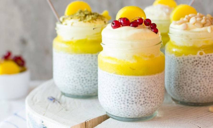 Рецепт медового чиа пудинг с манговым пюре и взбитыми манговыми сливками