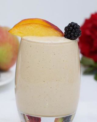 Десерт-коктейль из мороженого и печеных яблок