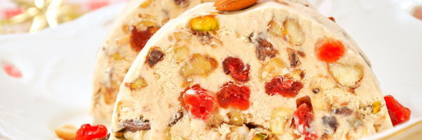 Десерт-мороженое с орехами, вяленой вишней и шоколадом