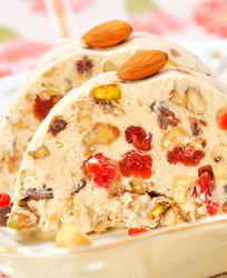 Десерт-мороженое с орехами, вяленой вишней и шоколадом