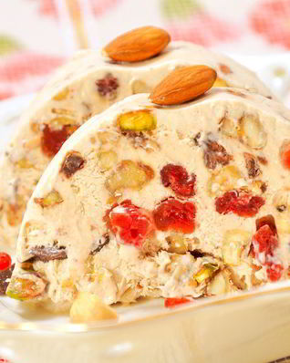 Десерт-мороженое с орехами, вяленой вишней и шоколадом