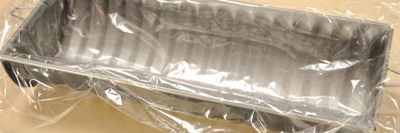 десерт-мороженое с орехами, вяленой вишней и шоколадом