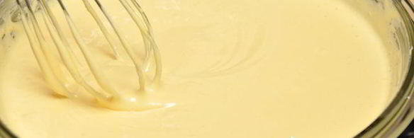 десерт-мороженое с орехами, вяленой вишней и шоколадом