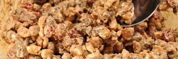 десерт-мороженое с орехами, вяленой вишней и шоколадом