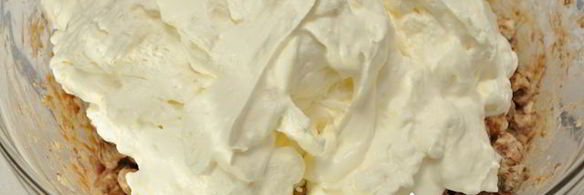 десерт-мороженое с орехами, вяленой вишней и шоколадом