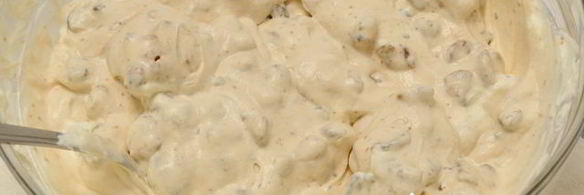 десерт-мороженое с орехами, вяленой вишней и шоколадом