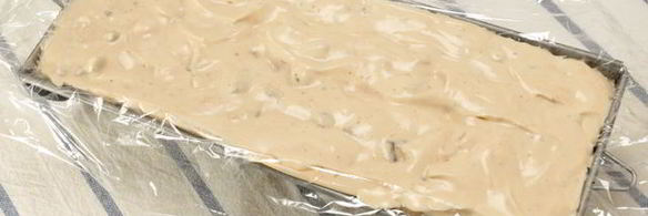 десерт-мороженое с орехами, вяленой вишней и шоколадом