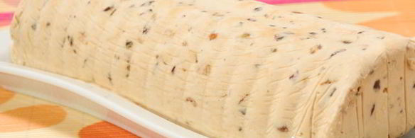 десерт-мороженое с орехами, вяленой вишней и шоколадом