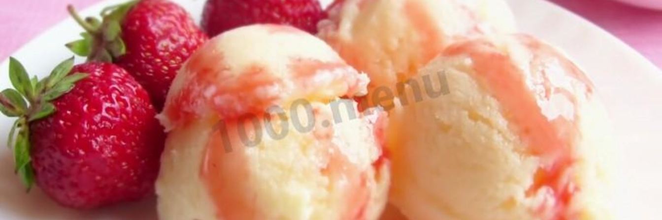 Домашнее мороженое без сливок с клубничным соусом